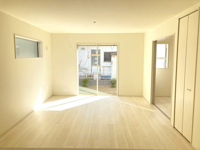 リーブルガーデンS富岡富岡第13　3号棟の居間・リビング|カウンターキッチンなのでお料理をしながら会話もできます。
夕食の支度をしながら、お子様の様子も見られて自然と会話も増えますよ♪