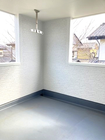 リーブルガーデンS富岡富岡第13　3号棟のバルコニー|人気のインナーバルコニーです！南向きで陽当たりも良好です！
急な雨でも洗濯物が濡れずに安心です☆