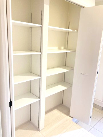 リーブルガーデンS富岡富岡第13　3号棟の収納|収納もある玄関です