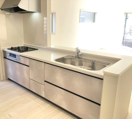 リーブルガーデンS富岡富岡第13　3号棟のキッチン|人気のカウンターキッチン採用です☆ゴミ出しに便利な勝手口付き！
コンロも３口ご用意しています！調理スペースも広くストレスなくお料理できます。
浄水器つきなので美味しいお水も飲めますよ♪