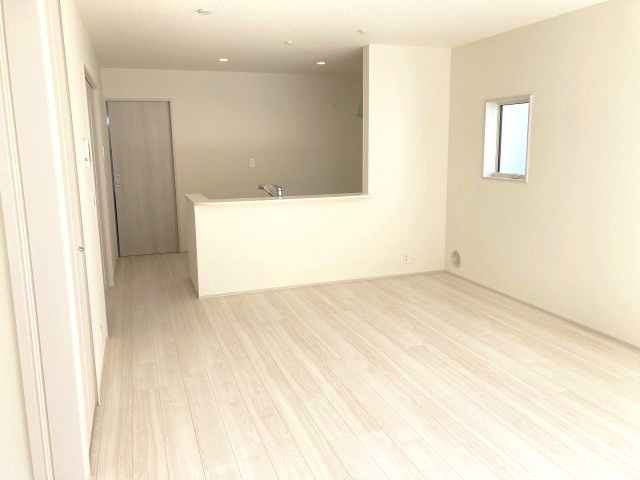 リーブルガーデンS富岡富岡第13　3号棟の居間・リビング|人気の対面式キッチンを配した空間はお好みの家具も合わせやすく、家族がくつろぐ快適な空間造りをサポート。窓からは明るい陽光が差し込みます。