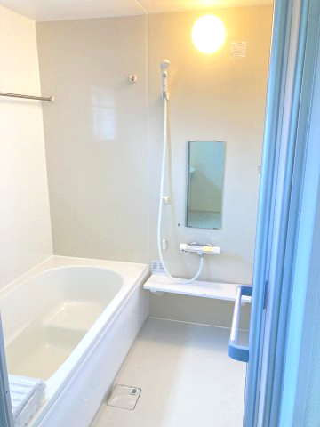 リーブルガーデンS富岡富岡第13　3号棟の浴室|１坪タイプのフルオートバスです！
足を延ばして入れる広さなので一日の疲れも癒されますよ♪
室内物干しや浴室乾燥機もあるのでお天気の悪い日にはランドリースペースとしてもご利用できます！