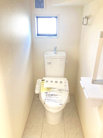 リーブルガーデンS富岡富岡第13　3号棟のトイレ|1階トイレです。清潔感のある白を基調としています。
温水洗浄・便座暖房機能の付いた快適なトイレです☆