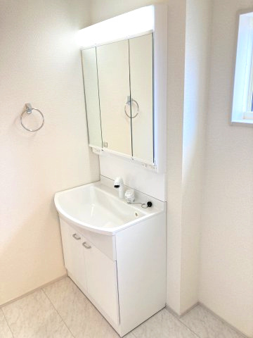 リーブルガーデンS富岡富岡第13　3号棟の独立洗面台|シャワー水栓付き洗面台で朝の身支度もバッチリです！
洗面台には収納スペースもあり洗面室もすっきり片付きますよ！