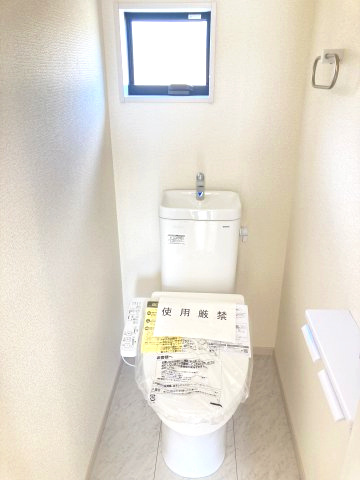 リーブルガーデンS富岡富岡第13　3号棟のトイレ|2階トイレです。清潔感のある白を基調としています。