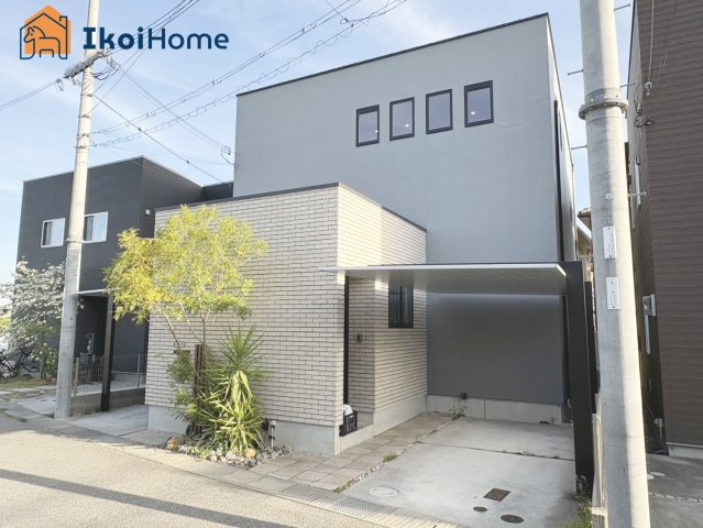 神戸市玉津町西河原　中古戸建の駐車場|【ホームページに現地動画掲載中】●年中無休：当日予約可●お車2台駐車！スタイリッシュなカーポート付♪