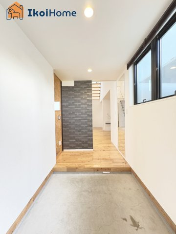 神戸市玉津町西河原　中古戸建の玄関|【ホームページに現地動画掲載中】●年中無休：当日予約可●ゆったり広々とした玄関スペースです。