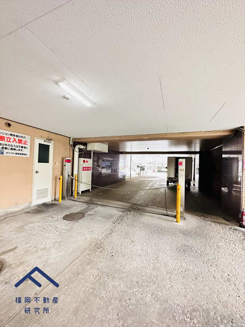 ホワイティ薬院の駐車場