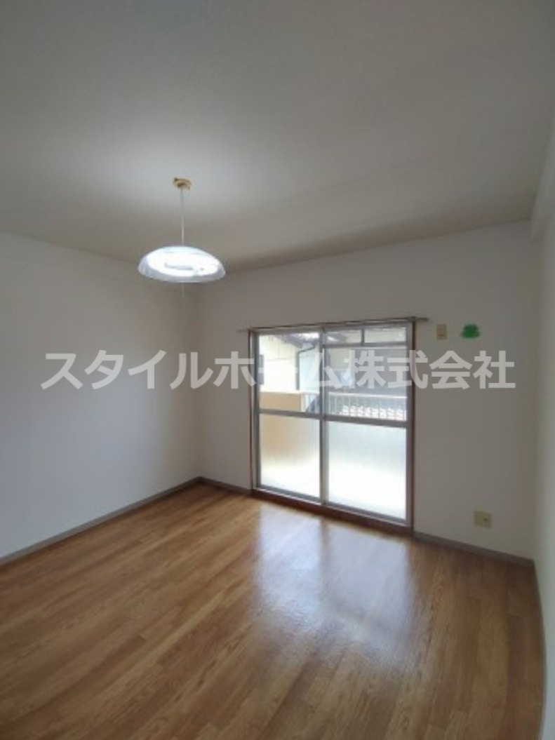 アーバンライフ豊橋の居間・リビング|別部屋写真です。