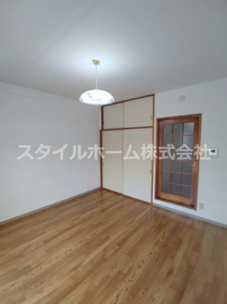 アーバンライフ豊橋の居間・リビング|別部屋写真です。