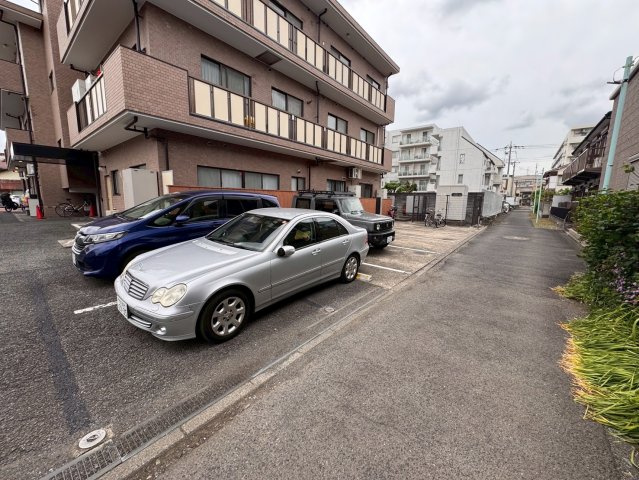 狛江市東和泉１丁目の賃貸マンションの駐車場