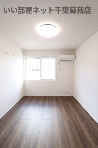 フォレストウッド　B棟の洋室|落ち着いた色調の洋室です