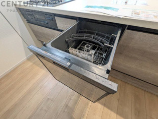 食器洗浄乾燥機は手洗いに比べて時間や労力を節約できます。また、高温のお湯で洗浄されるため、雑菌や細菌を殺菌する効果もあります。さらに、乾燥機能があるため、手で拭く手間も省け衛生的に保管できます。