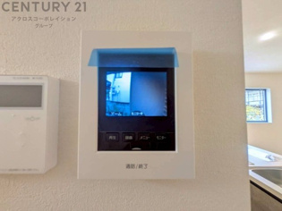 訪問者が来たときにテレビ画面で確認できるため、安心してドアを開けられます。録画機能があるものもあり、留守中に来訪者を記録しておくことができます。利便性が高く、セキュリティ面でも安心です。