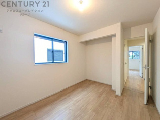 子供部屋…創造性や成長を促す遊びの空間を提供。学習や趣味に集中できる環境を整えます。個別のプライベートスペースは自己表現と自立心を育み、心地よい睡眠環境を整えリラックスできる場所を提供。