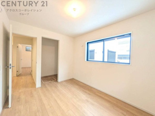 寝室…リラックスできるプライベート空間で、快適な睡眠をサポート。個人の好みに合わせたインテリアや寝具で心地良さを追求。プライベートな時間を過ごし、リフレッシュする場所におすすめです。