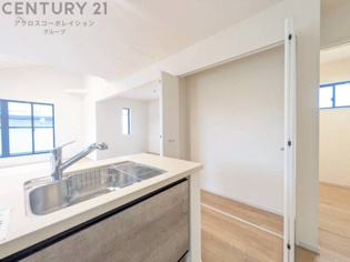 パントリーは、食品（乾物、缶詰、箱買いの飲料など）、日用品、キッチン家電、食器類、災害備蓄品など、キッチン周りのあらゆるものをまとめて収納できる大容量のスペースです。﻿