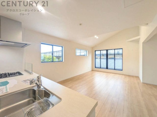 キッチン前のダイニングスペース　カウンターキッチンから料理の受け渡し等に便利です。ダイニングセットを置いても十分な広さを確保。