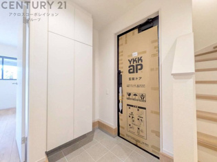 大きな玄関収納付きの玄関です　家族皆様の履物をしっかり収納できます