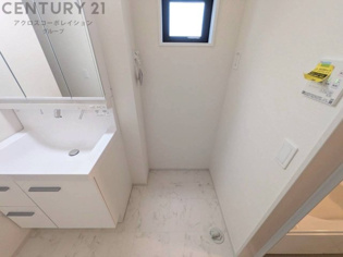 洗濯物の仕分け作業がしやすく、整理整頓が容易になります。洗濯音や湿気を他の部屋に持ち込まず、生活環境を快適に保ちます。上部を活用すれば収納スペースを確保でき洗剤や洗濯用品の整理もしやすくなります。