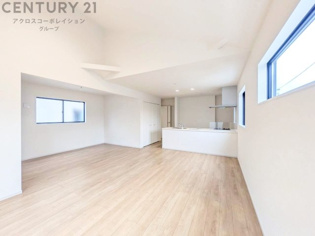 リビングダイニングは家族や友人とのコミュニケーションを楽しむ場所でくつろぎながら食事や会話を楽しめ、多目的に利用できリラックスできる空間です。家庭内の中心として機能し、快適な生活をサポートします。