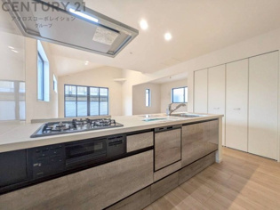 シンプルなデザインと使いやすさを兼ね備えた対面式システムキッチンは、効率的な作業スペースを提供し、家族やゲストとのコミュニケーションを促進します。