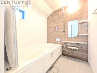 気密性と断熱性に優れ、外気の影響を受けにくく、浴室内の温度を一定に保ちやすいです。特に冬場は、暖房効率が高まり、快適なバスタイムを過ごせます。