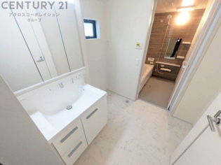 衣服の収納や脱ぎ着や整理整頓がしやすく、湿った衣類を乾燥させるスペースがありカビや臭いの発生を防ぎます。床の汚れを他の部屋に持ち込まず清潔を保つことができます。また快適な入浴環境の整備にも役立ちます。