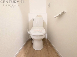 温水洗浄便座付トイレは温水洗浄機能により、暖かい水でおしりを洗浄することができ、冷たい水を使う従来の便座に比べ、温水洗浄機能で暖かいトイレを提供し、快適な使用を可能にします。