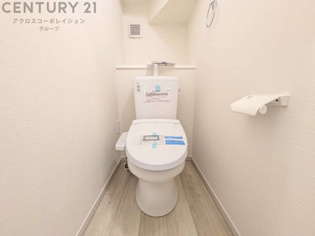 温水洗浄便座付トイレは温水洗浄機能により、暖かい水でおしりを洗浄することができ、冷たい水を使う従来の便座に比べ、温水洗浄機能で暖かいトイレを提供し、快適な使用を可能にします。