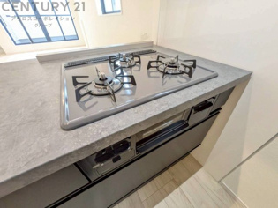 多数の調理器具を同時に使用でき、料理の効率化が可能。省エネで節約になり、様々な料理スタイルに適応できます。また、火力調整が独立しており、手入れや掃除もしやすく、今よりもっとお料理が楽しくなるかも。