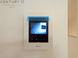 訪問者が来たときにテレビ画面で確認できるため、安心してドアを開けられます。録画機能があるものもあり、留守中に来訪者を記録しておくことができます。利便性が高く、セキュリティ面でも安心です。