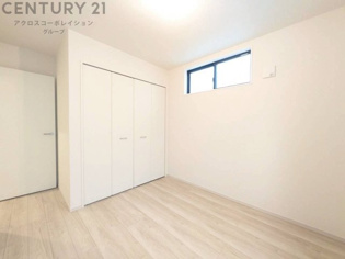 寝室…リラックスできるプライベート空間で、快適な睡眠をサポート。個人の好みに合わせたインテリアや寝具で心地良さを追求。プライベートな時間を過ごし、リフレッシュする場所におすすめです。