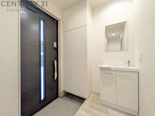 大きな玄関収納付きの玄関です　家族皆様の履物をしっかり収納できます