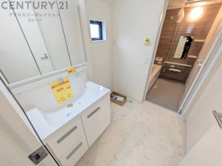 衣服の収納や脱ぎ着や整理整頓がしやすく、湿った衣類を乾燥させるスペースがありカビや臭いの発生を防ぎます。床の汚れを他の部屋に持ち込まず清潔を保つことができます。また快適な入浴環境の整備にも役立ちます。