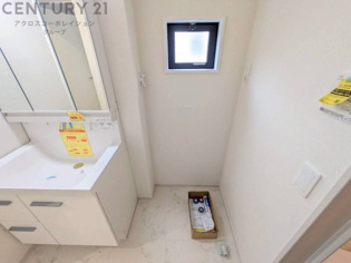 洗濯物の仕分け作業がしやすく、整理整頓が容易になります。洗濯音や湿気を他の部屋に持ち込まず、生活環境を快適に保ちます。上部を活用すれば収納スペースを確保でき洗剤や洗濯用品の整理もしやすくなります。