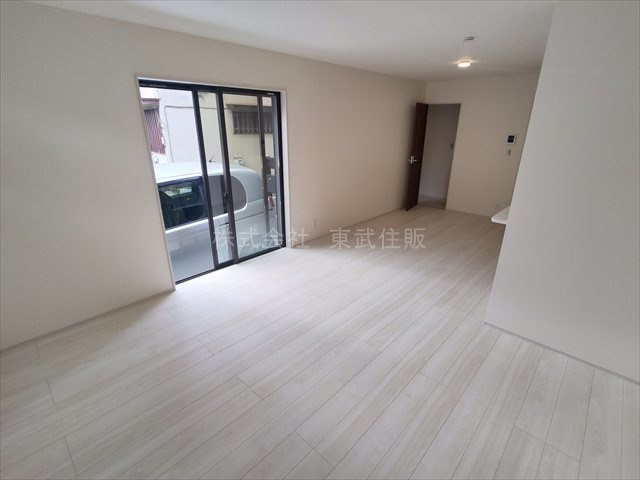 【居間・リビング】 | 富士見市渡戸　全1棟 | 開放感があり日当たり良好です