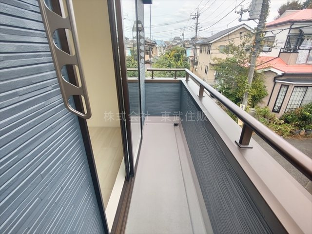 【バルコニー】 | 富士見市渡戸　全1棟 | 開放的で明るい空間を演出してくれるバルコニーです