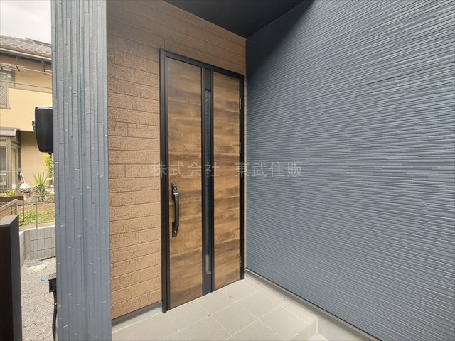 【玄関】 | 富士見市渡戸　全1棟 | 落ち着いた玄関です