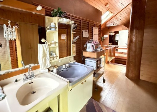 鶴居村【ログハウス】住居付き店舗兼ゲストハウスの独立洗面台|2階ゲスト用洗面スペース