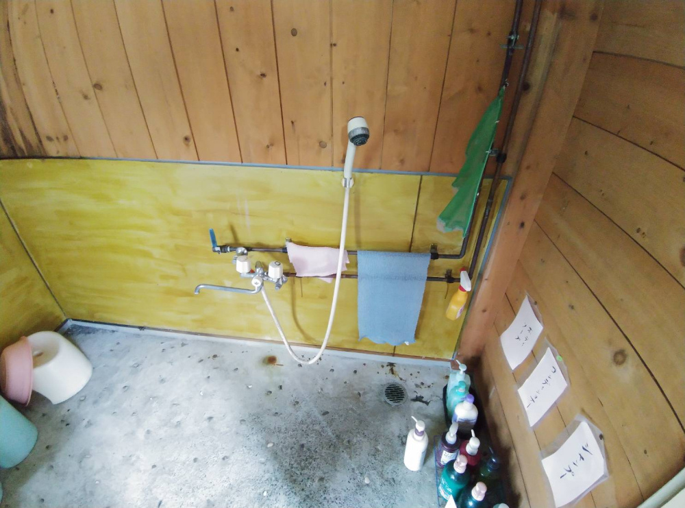 鶴居村【ログハウス】住居付き店舗兼ゲストハウスのその他|外風呂　洗い場