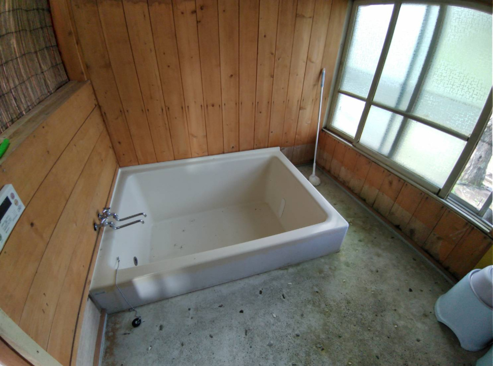 鶴居村【ログハウス】住居付き店舗兼ゲストハウスのその他|外風呂　浴槽