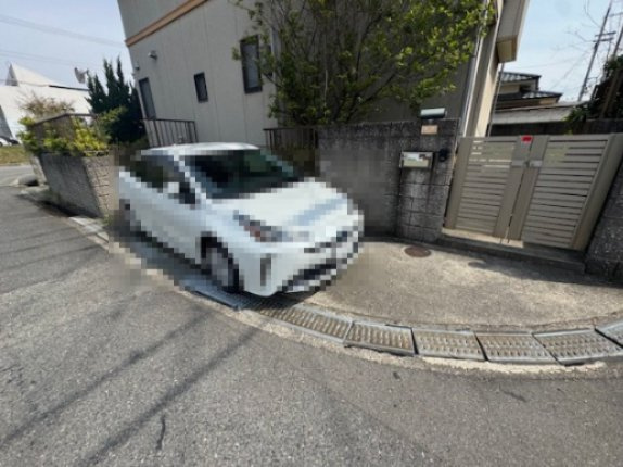 笹井邸の駐車場