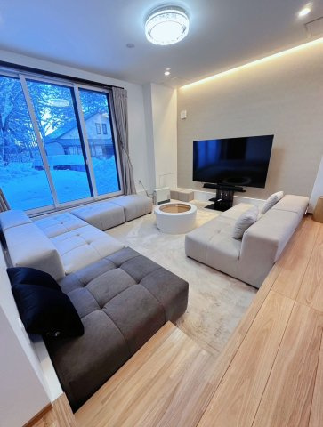 名鉄築浅8BDRシャレー 8BDR ski chalet in Meitetsu built in 2024の居間・リビング