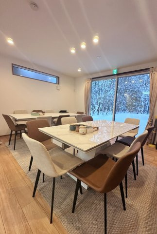 名鉄築浅8BDRシャレー 8BDR ski chalet in Meitetsu built in 2024の居間・リビング