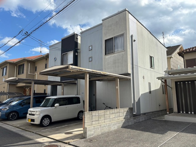 岡山市南区三浜町　中古戸建の外観|お車２台駐車可能。
カーポート付きです。