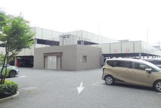 【駐車場】 | 大きな車をお持ちの方には嬉しい自走式平置き駐車場を完備