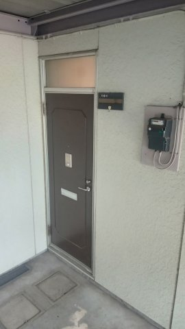 プレジール北久里浜の玄関|収納もある玄関です