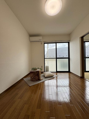 【洋室】 | コーポ白坂台 | 洋室6帖☆バルコニーに繋がるお部屋です！エアコン付きで1年中快適に過ごせますね☆