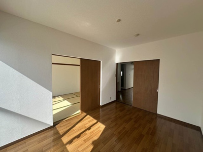 【洋室】 | コーポ白坂台 | 洋室6帖☆窓側からの眺めです！和室6帖のお部屋とダイニングキッチンに繋がっています☆